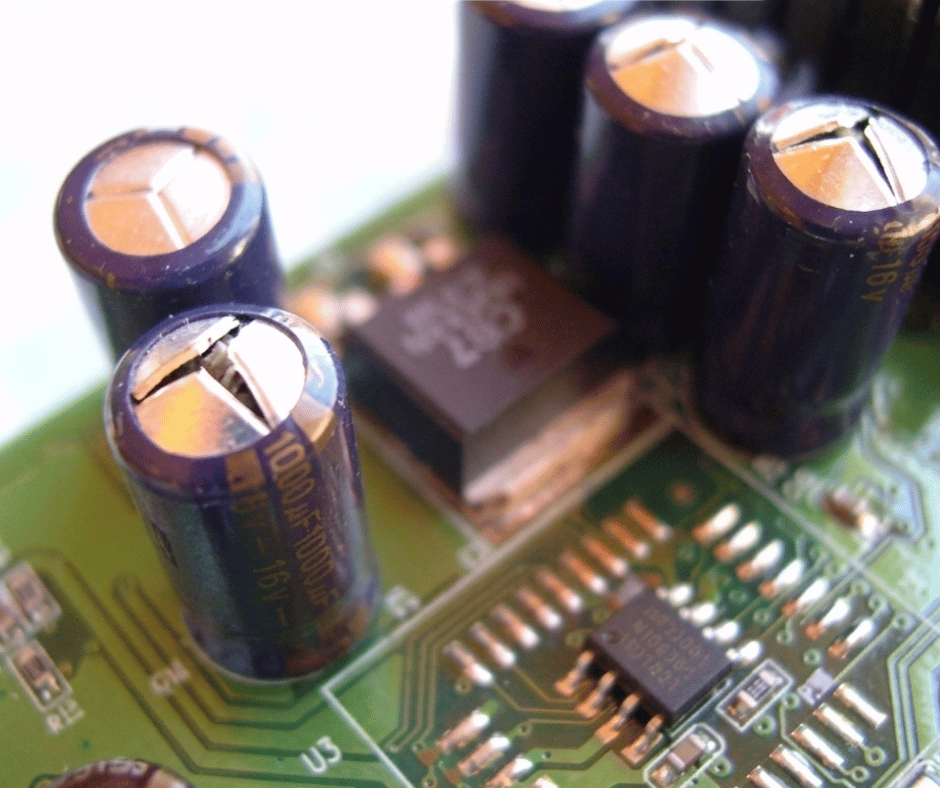 Condensateur électrolytique gonflé sur une carte électronique